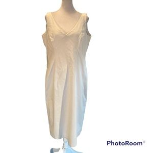 Bloomingdale’s White Waffle Fabric Sleeveless V-Neck Zip Up V-Back Midi Dress 14